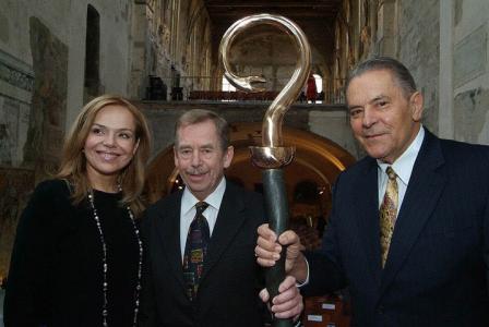 Dagmar & Vclav Havel  sowie Stanislav Grof mit dem Preis, einer Replik des Stabes des Hl. Adalbert